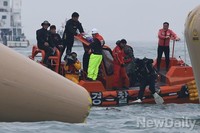 [세월호]침몰지역 바다로  뛰어드는 해군