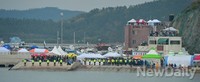 [세월호]분주한 진도팽목항, 주말맞아 인파대거 몰려