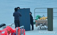 [세월호침몰]병풍으로 가림막설치 시신수습 준비하는 관계자들