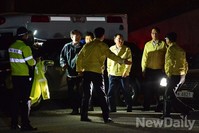 [세월호침몰]새벽에 실종자가족 만나러 나온 정홍원 총리