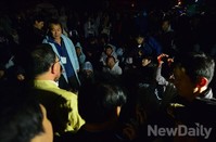 [세월호침몰]청와대로 향하겠다는 가족들 만난 정홍원 총리