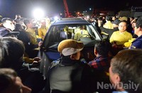 [세월호]실종자 가족과 대화에 나선 정홍원총리..차에 갇혀