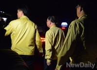 [세월호]새벽에 진도체육관 찾은 정홍원총리