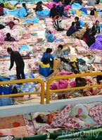 [세월호실시간]명찰 나눠준 후 차분해진 진도실내체육관