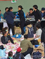 [세월호실시간]실종자를 찾았다는 소식듣고 급한 발걸음 옮기는 가족들