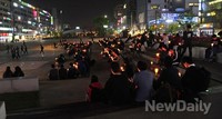 [세월호]삼삼오오 모여드는 기원과 애도의 촛불들