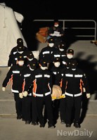 [포토]세월호 피해자 시신 옮기는 구급대원들