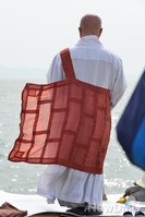 [포토]팽목항, 실종자를 위한 기도하는 스님