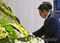 [포토]세월호 임시 합동분향소, 헌화하는 조문객