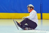 [포토]스페셜 올림픽 기념 빙상대회, '꽈당'해도 즐거운 송강영 체육인재육성재단 이사장