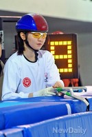 [포토]스케이트날 덮개 '착착', 빙상장 들어설 준비하는 심석희