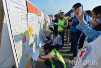 [세월호]팽목항엔 전국 각지에서 보내온 응원의 글 게시판 설치
