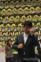 [포토]임시 합동분향소, 마르지 않는 눈물샘