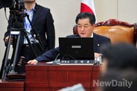 [포토]의사봉 두드리는 '신학용' 위원장