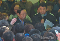 [세월호]가족들에게 둘러싸인 해수부장관-해양경찰청장