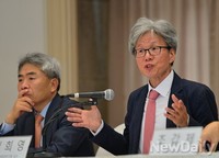 [포토]주제 발표하는 권희영 교수