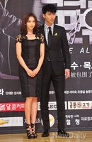 [포토]너희들은포위됐다 오윤아-차승원, 차분한 포토타임