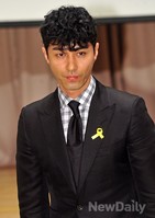 [포토]너희들은포위됐다, 애도하는 분위기 속 찹잡한 표정