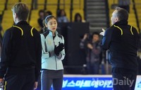 [포토]김연아 아이스쇼, 데이빗 윌슨 설명 듣는 연아 '아 이게 아닌가봐..'