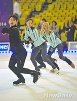 [포토]김연아 아이스쇼, '여왕의 환한 미소' 은반 위 동료들과 함께하는 스케이팅