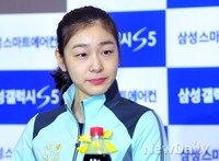 [포토]김연아 아이스쇼 김연아, 입술 꾹 물고 질문에 집중
