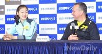 [포토]김연아 아이스쇼 김연아, 뭔가 바라는 장난스러운 눈빛 