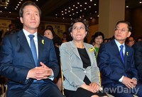 [포토]정책토론회장에서 만난 세후보