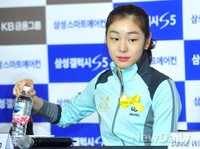 [포토]김연아 아이스쇼, 시크하게 물병 옮기는 연아