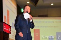[포토]파워포인트를 이용한 정책발언하는 정몽준 후보