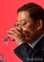 [포토]토론전 물마시는 김황식 예비후보