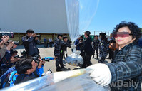 [포토]세계인권선언문 담은 대북전단 살포