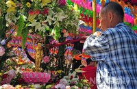 [포토]석가탄신일, 아기부처님 씻기는 정성스러운 손길