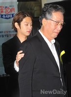 [포토]꽃할배수사대, 대 선배님 모시는 젠틀한 김희철