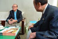 [포토]미주교민들이 모금한 교과서대금, 교학사에 전달