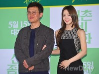 [포토]신촌좀비만화 한지승감독-남규리, 감독님과 뿌듯한 팔짱