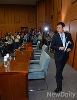 [포토]기자회견 마친 KBS 김시곤 보도국장, 사임결정