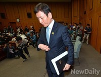 [포토]퇴장하는 김시곤 보도국장