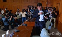 [포토]기자회견 후 퇴장하는 김시곤 보도국장