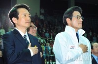 [포토]새누리당 경기도지사 후보 선출대회, 국민의례하는 두 예비후보