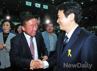 [포토]'감사합니다' 인사나누는 남경필의원