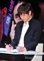 [포토]하이힐 고경표, '뭘 쓰고 있길래...' 잔뜩 열중한 표정