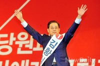 [포토]두 팔 벌려 인사하는 김황식 예비후보