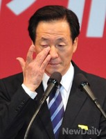 [포토]최종후보 선출, 눈물 닦는 정몽준