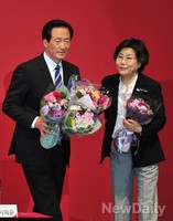 [포토]이혜훈 의원에게 꽃 받는 정몽준의원