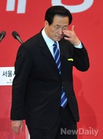 [포토]눈물로 젖은 눈시울 닦아내는 정몽준 서울시장 후보