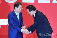 [포토]김황식후보와 악수하는 정몽준 후보