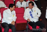 [포토]대화 나누는 '김기현-정몽준' 새누리당 후보