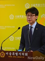 [포토]박원순시장 출마선언 밝히는 진성준 대변인