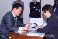 [포토]후보등록 서류확인하는 송영길 후보