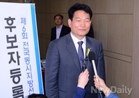 [포토]인터뷰하는 송영길 후보